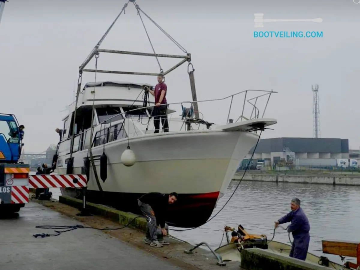 Polyester Motorboat Chris Craft Constellation 500