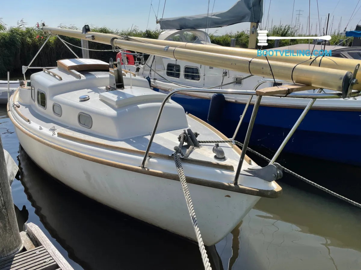 Polyester Sailboat Halcyon 23