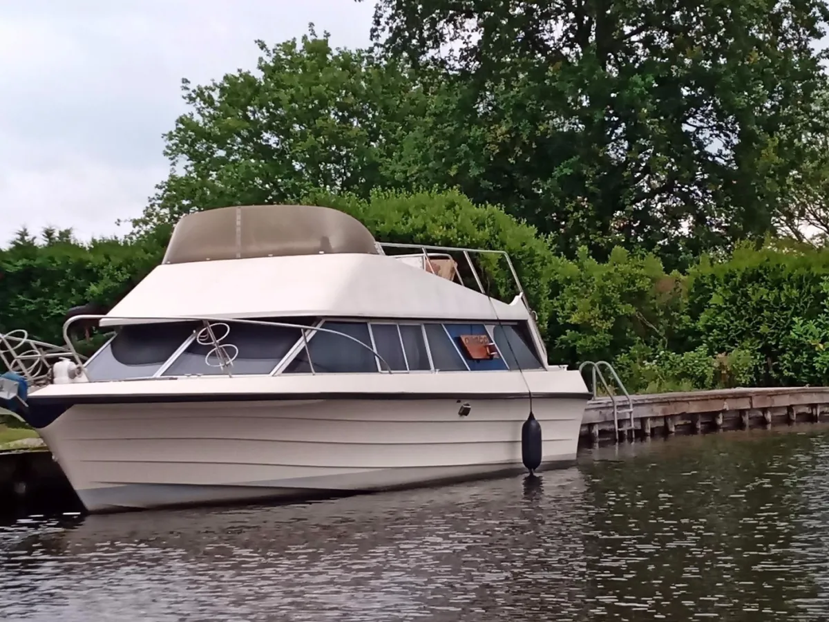 Polyester Motorboat Draco Saloon