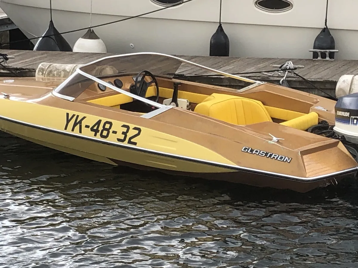 Polyester Speedboat Glastron GT150