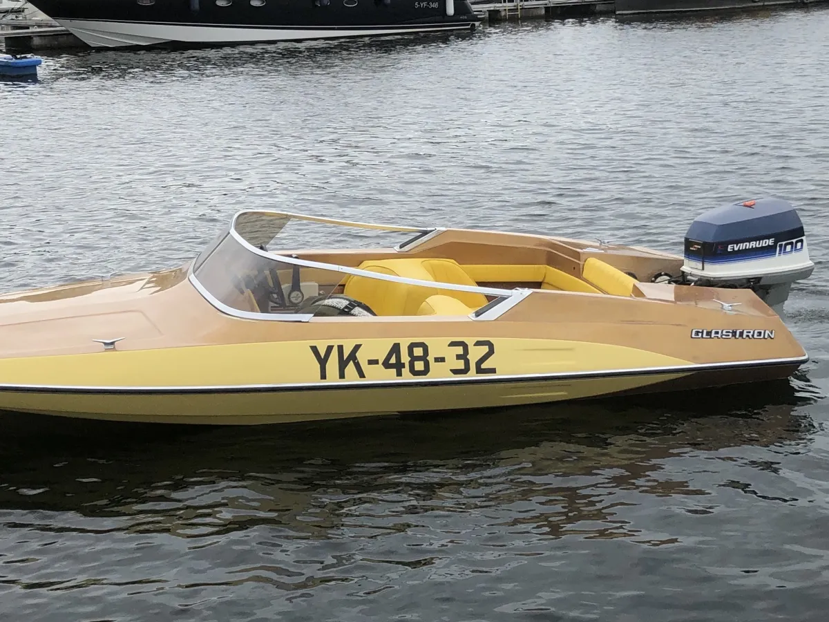 Polyester Speedboat Glastron GT150