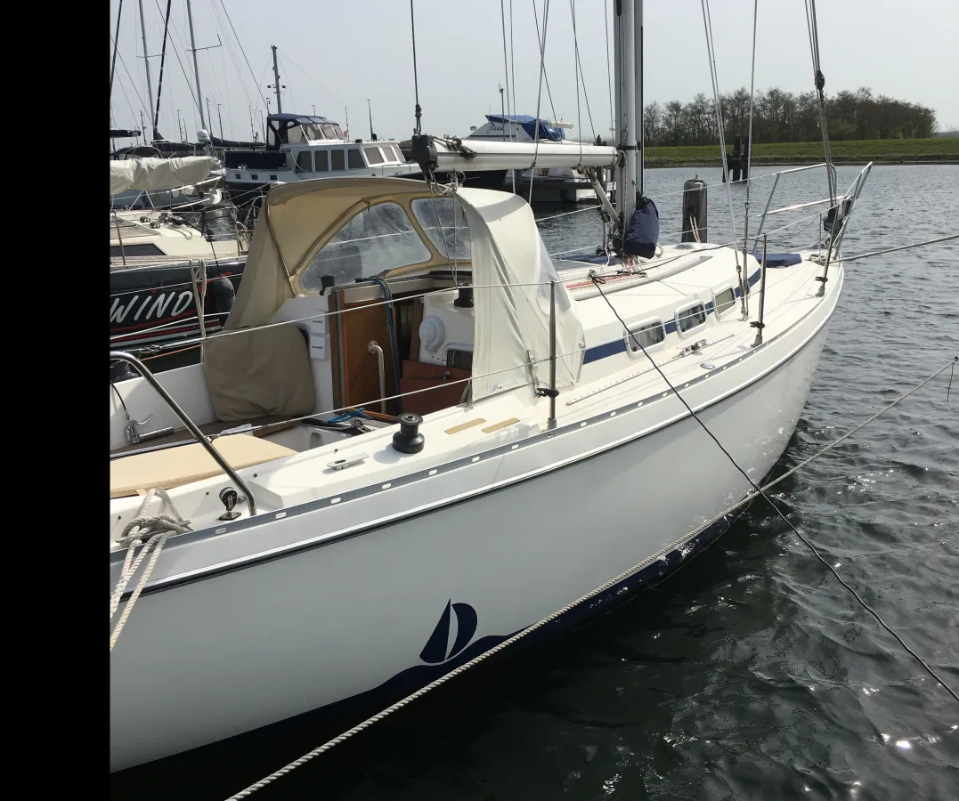 Polyester Sailboat Friendship 930