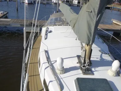 Polyester Sailboat Fellowship 28 Photo 12