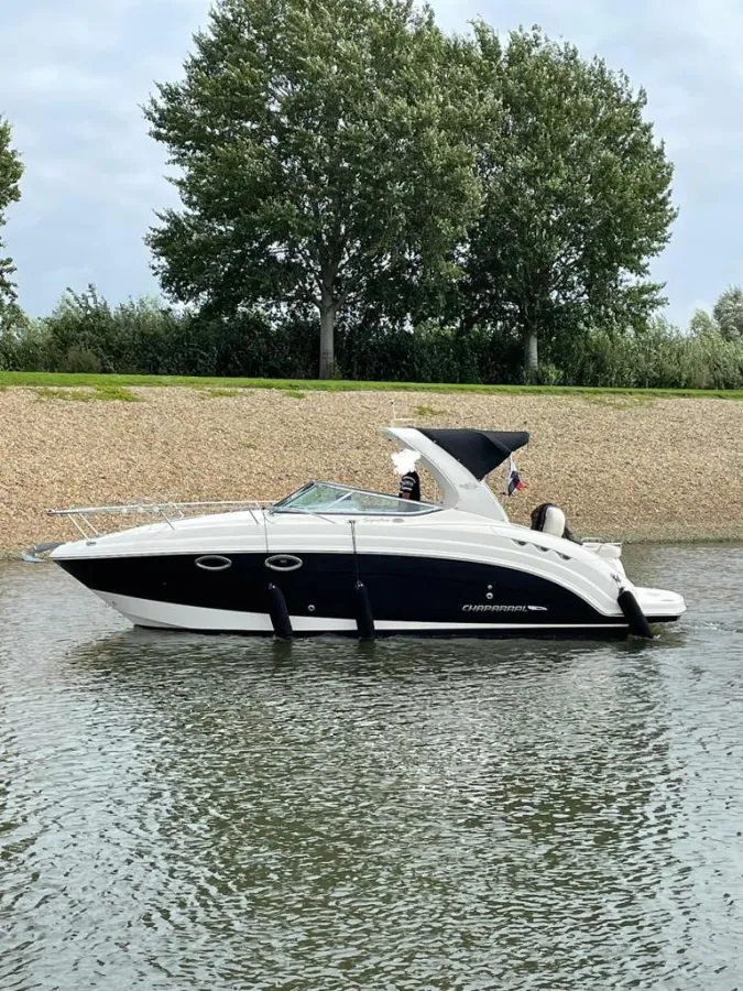 Polyester Motorboat Chaparral 250 Signature