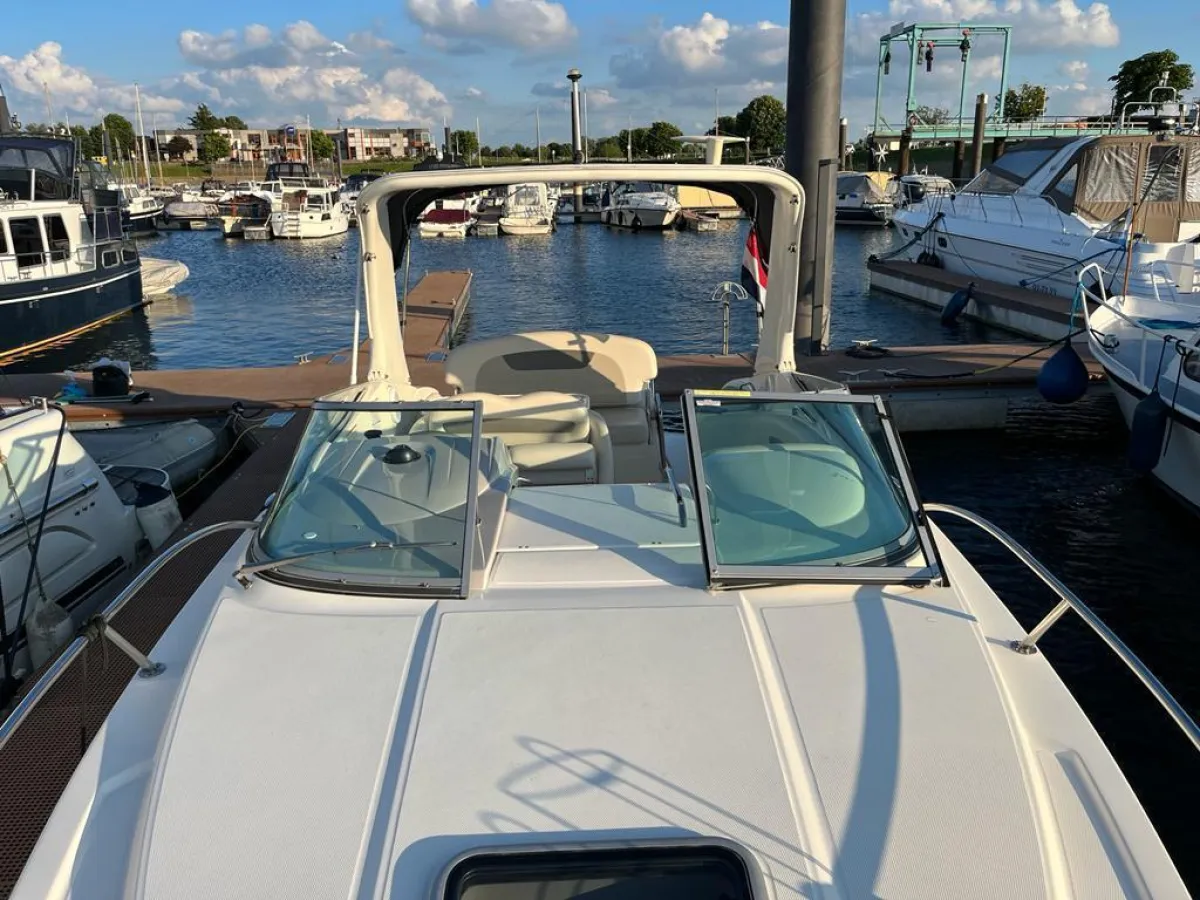 Polyester Motorboat Chaparral 250 Signature