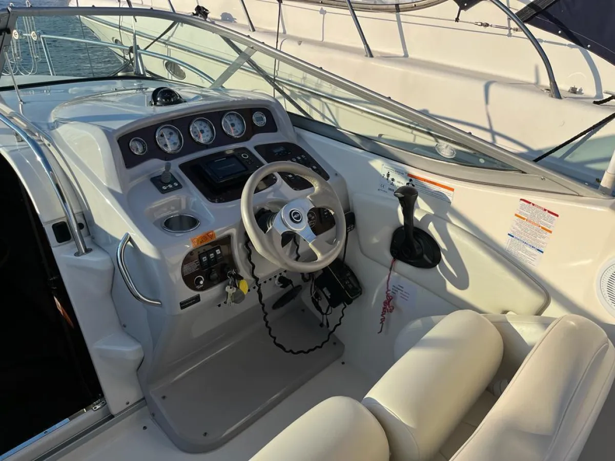 Polyester Motorboat Chaparral 250 Signature