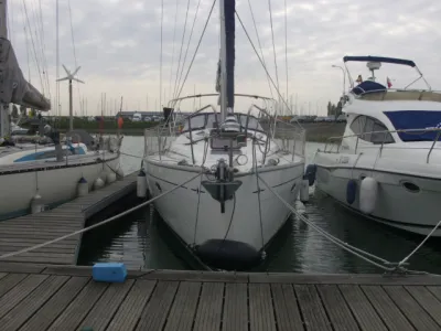 Polyester Sailboat Bavaria 42 Photo 5