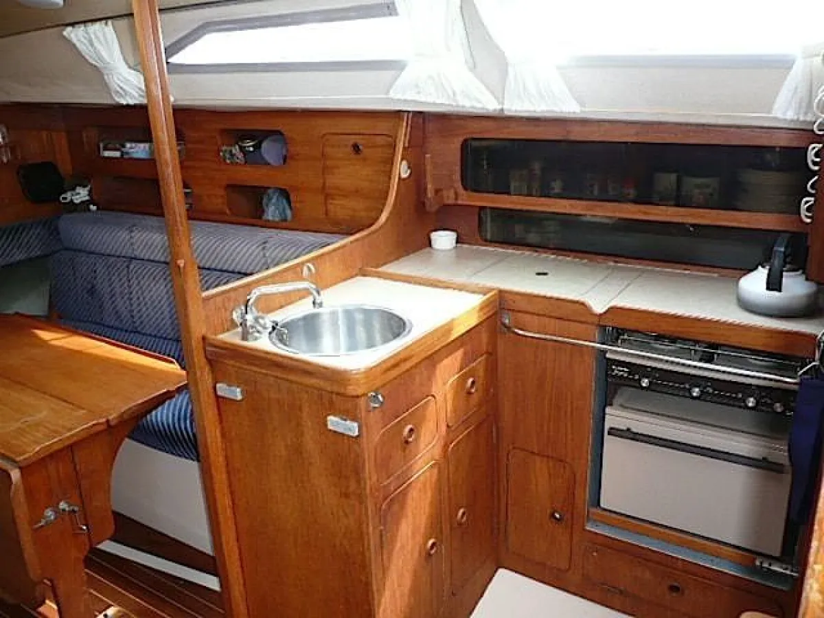 Polyester Sailboat Moody 31