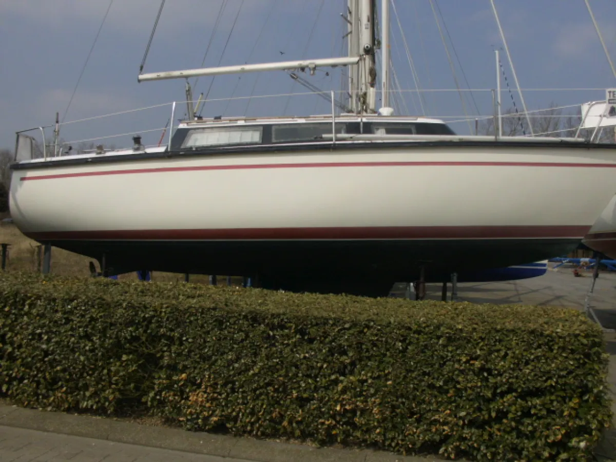 Polyester Sailboat Dufour 2800