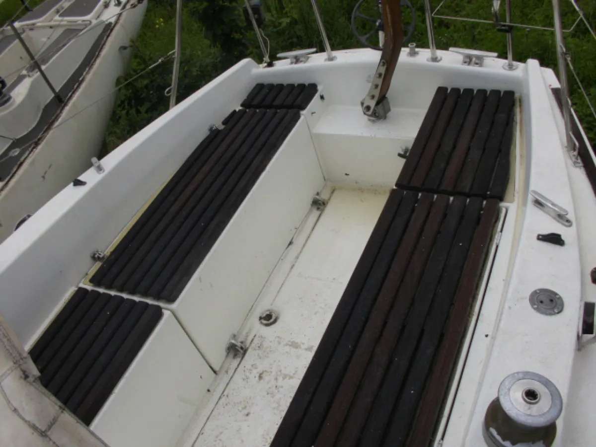 Polyester Sailboat Contessa 29