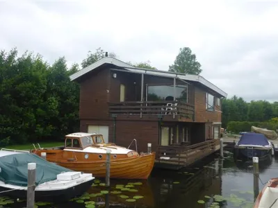 Houseboat 