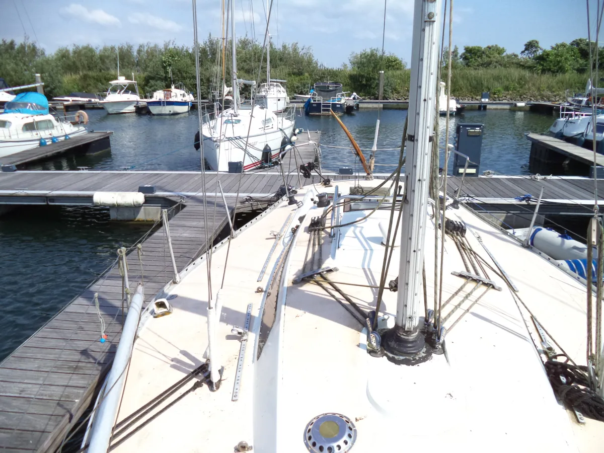 Polyester Sailboat Hustler 32