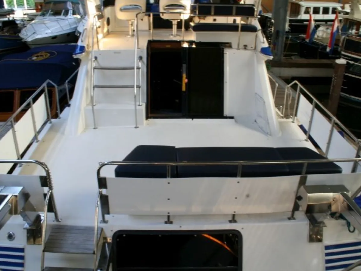 Polyester Motorboat Sea Ray 415 Aft Cabin