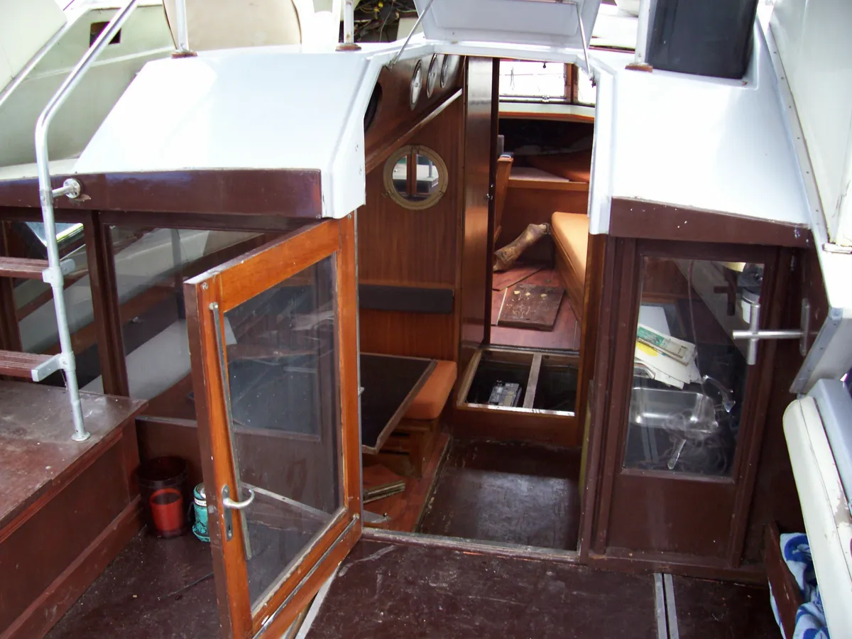 Polyester Motorboat Coronet 32