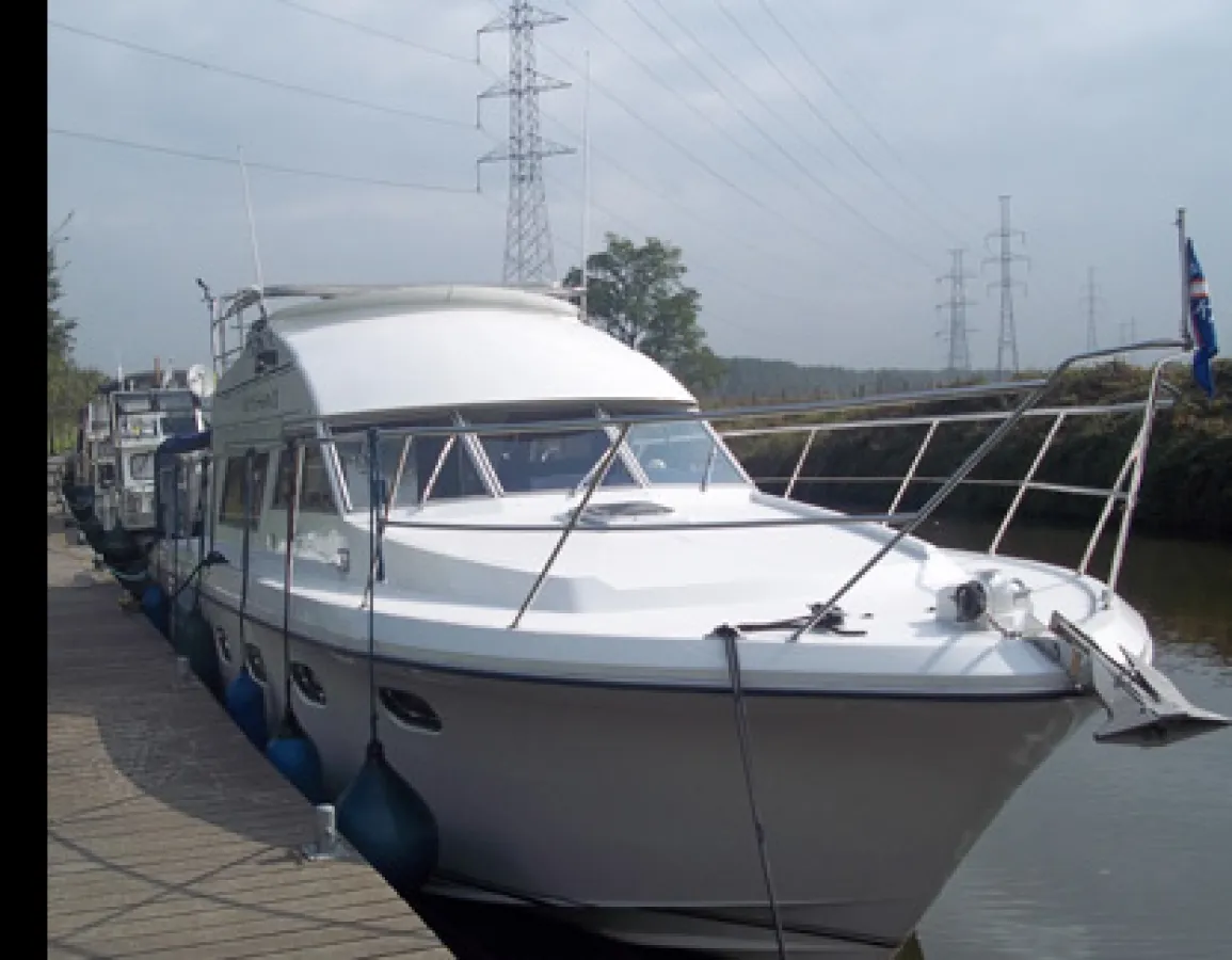 Polyester Motorboat Fairline 40 Flying Bridge