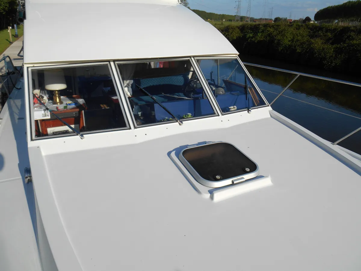 Polyester Motorboat Fairline 40 Flying Bridge