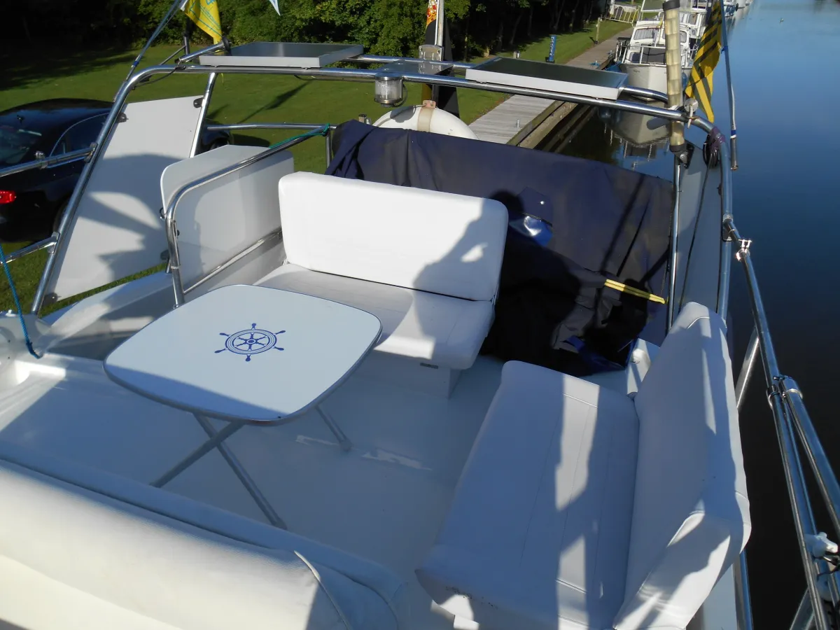 Polyester Motorboat Fairline 40 Flying Bridge