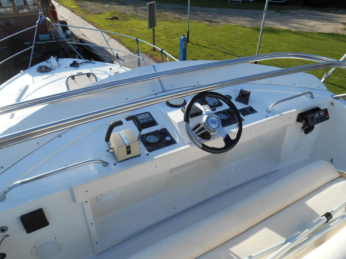 Polyester Motorboat Fairline 40 Flying Bridge