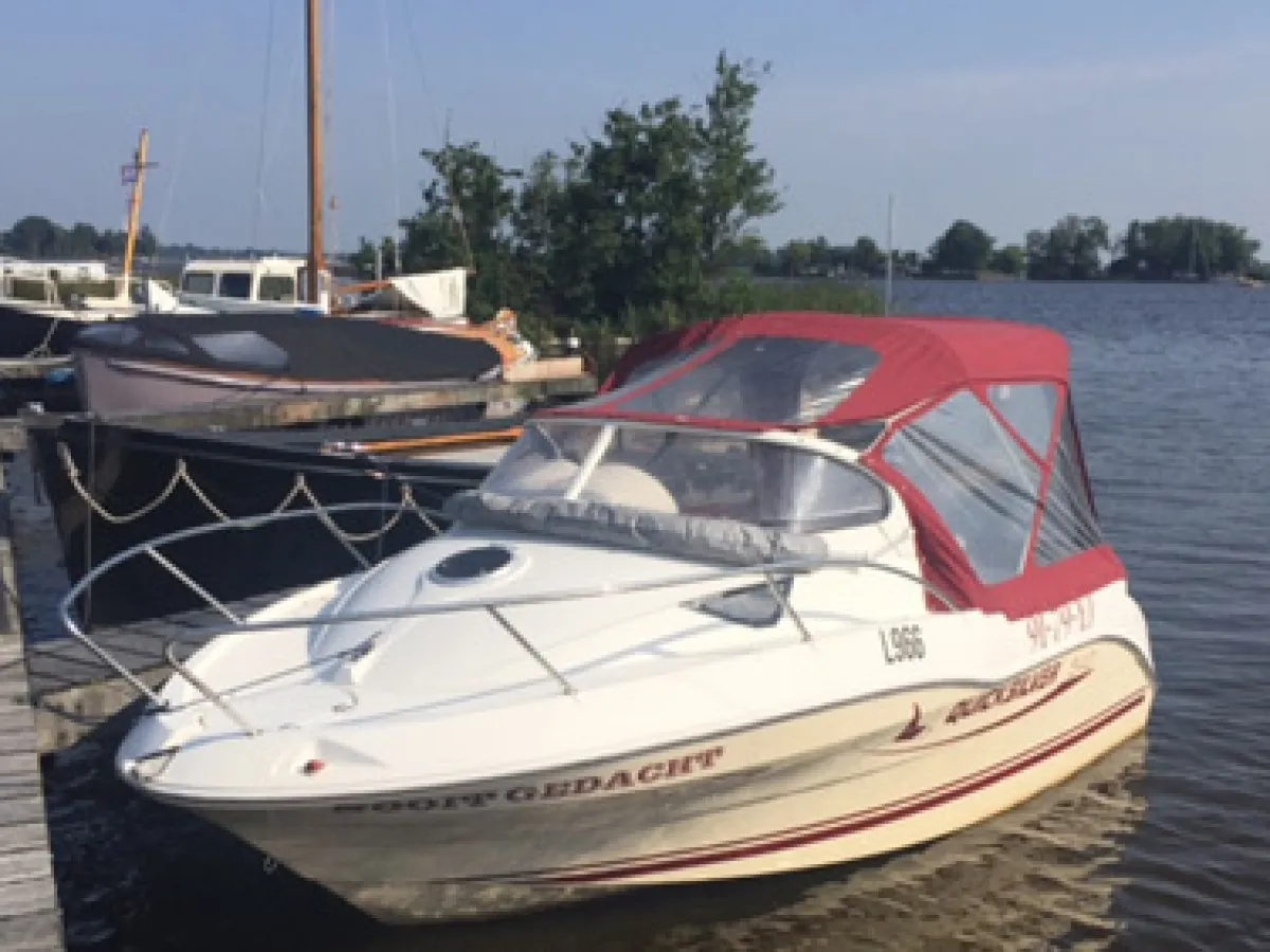 Polyester Speedboat Quicksilver 540 Cabin