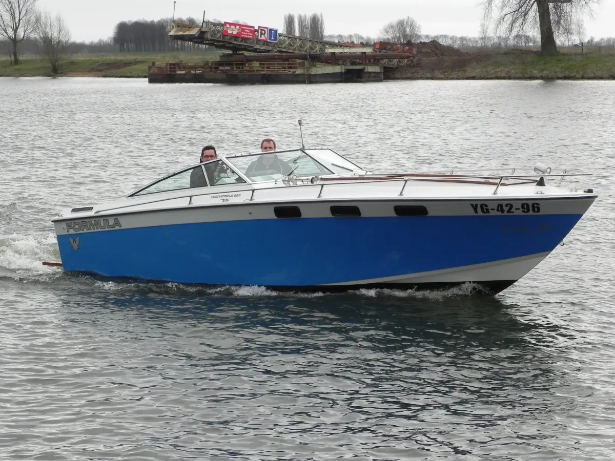 Polyester Speedboat Formula 255 Liberator