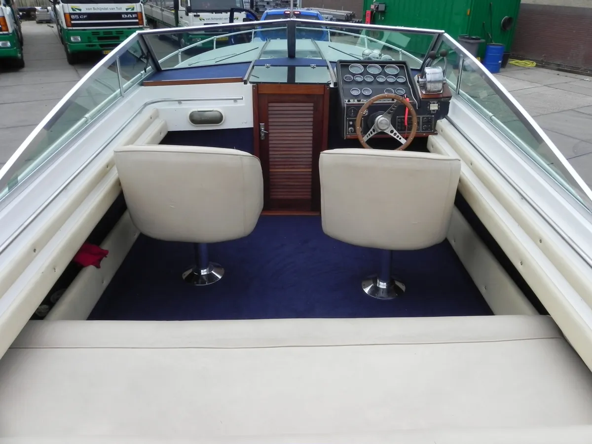 Polyester Speedboat Formula 255 Liberator