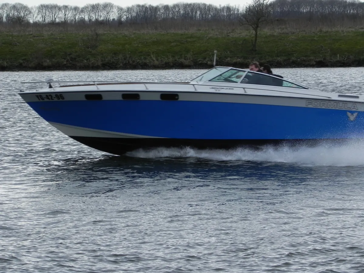 Polyester Speedboat Formula 255 Liberator