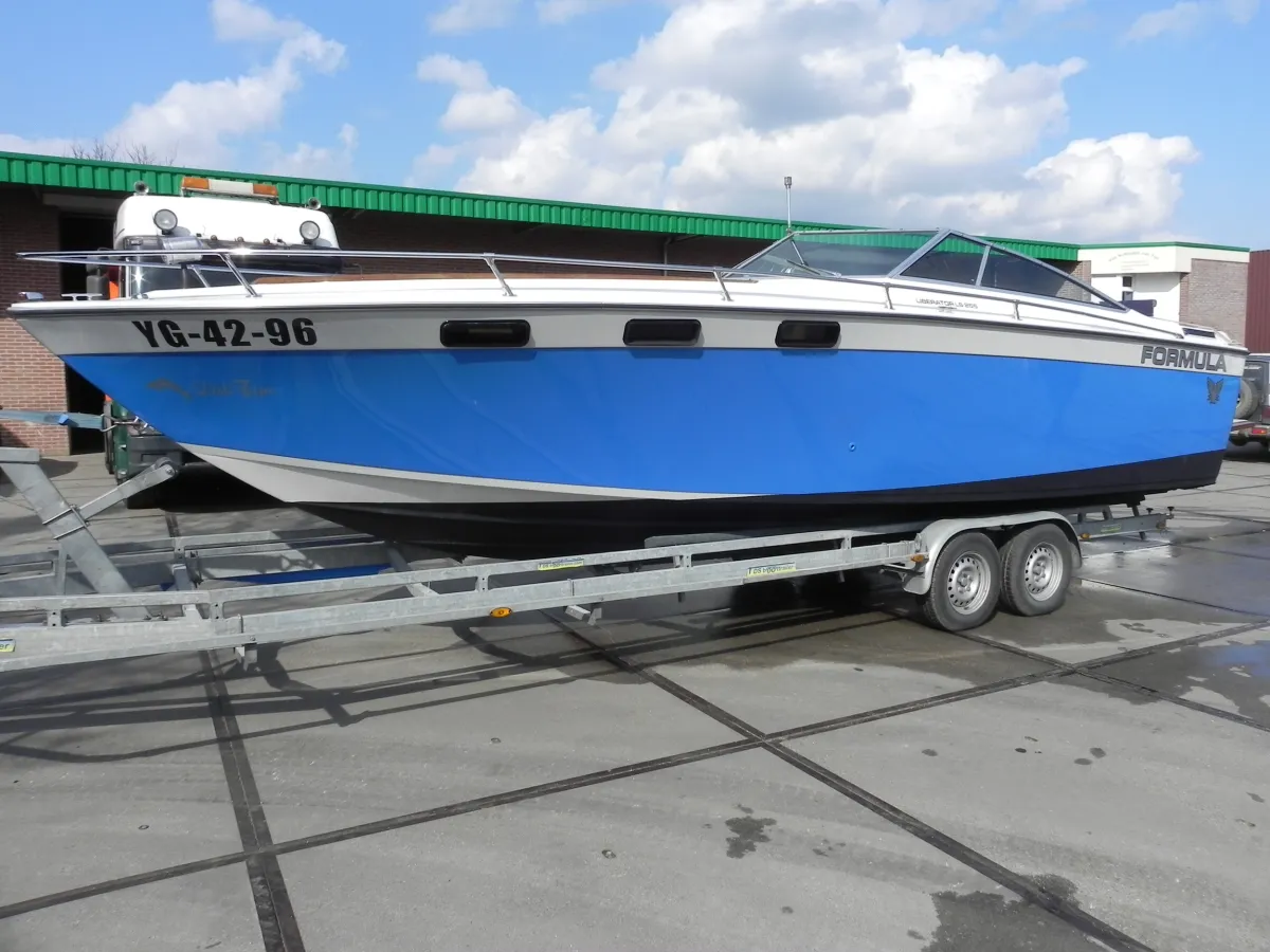 Polyester Speedboat Formula 255 Liberator