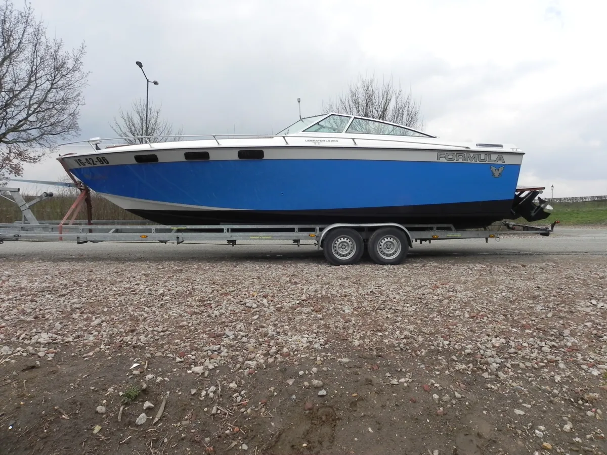 Polyester Speedboat Formula 255 Liberator