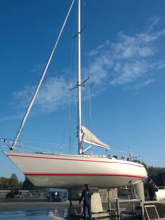 Polyester Sailboat Oyster 37