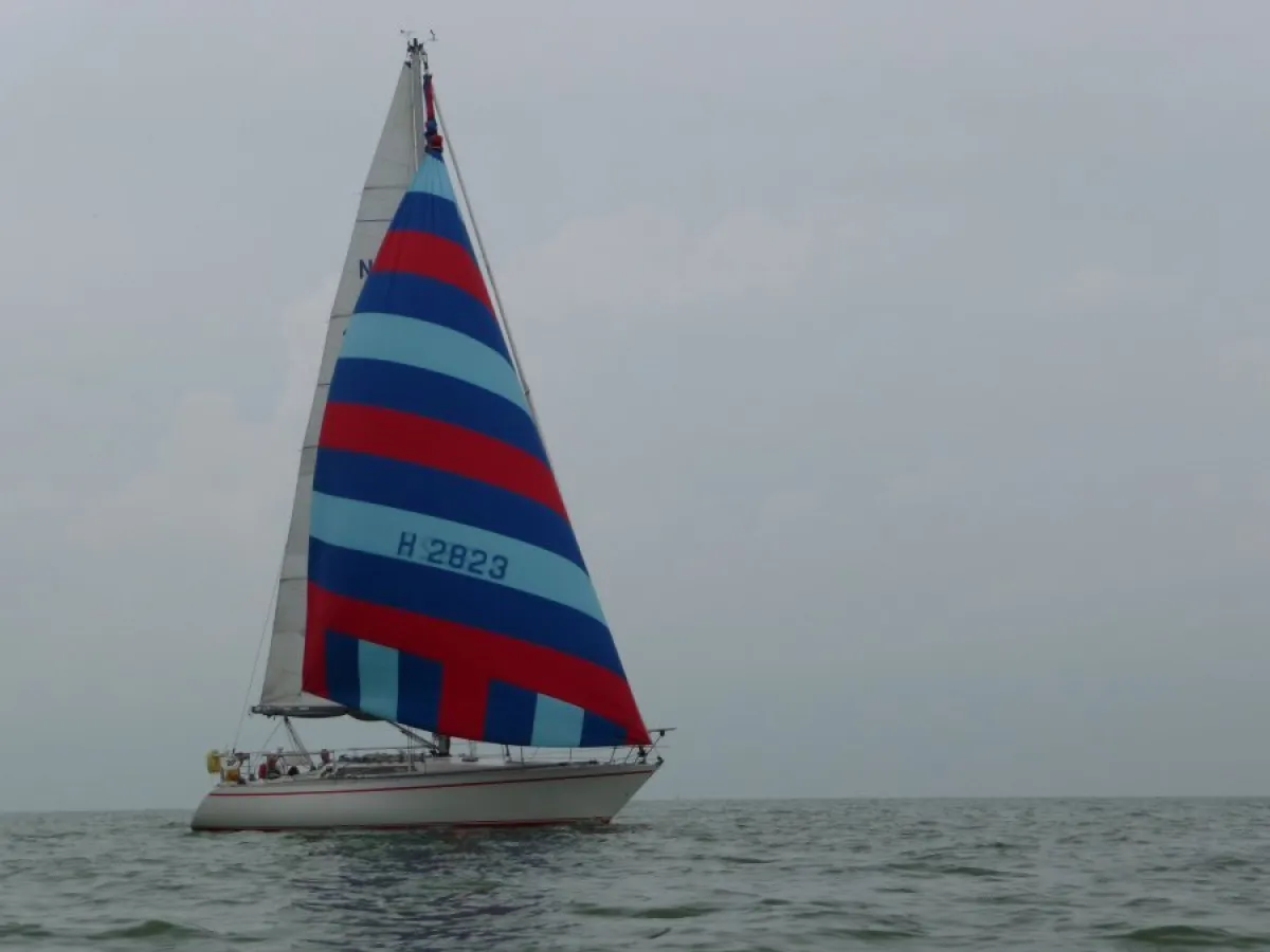 Polyester Sailboat Oyster 37