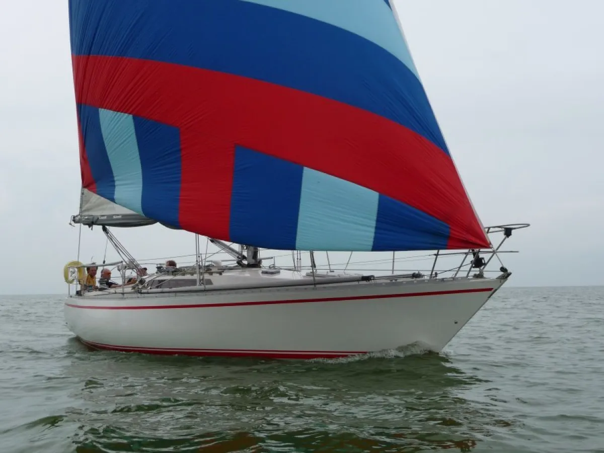 Polyester Sailboat Oyster 37