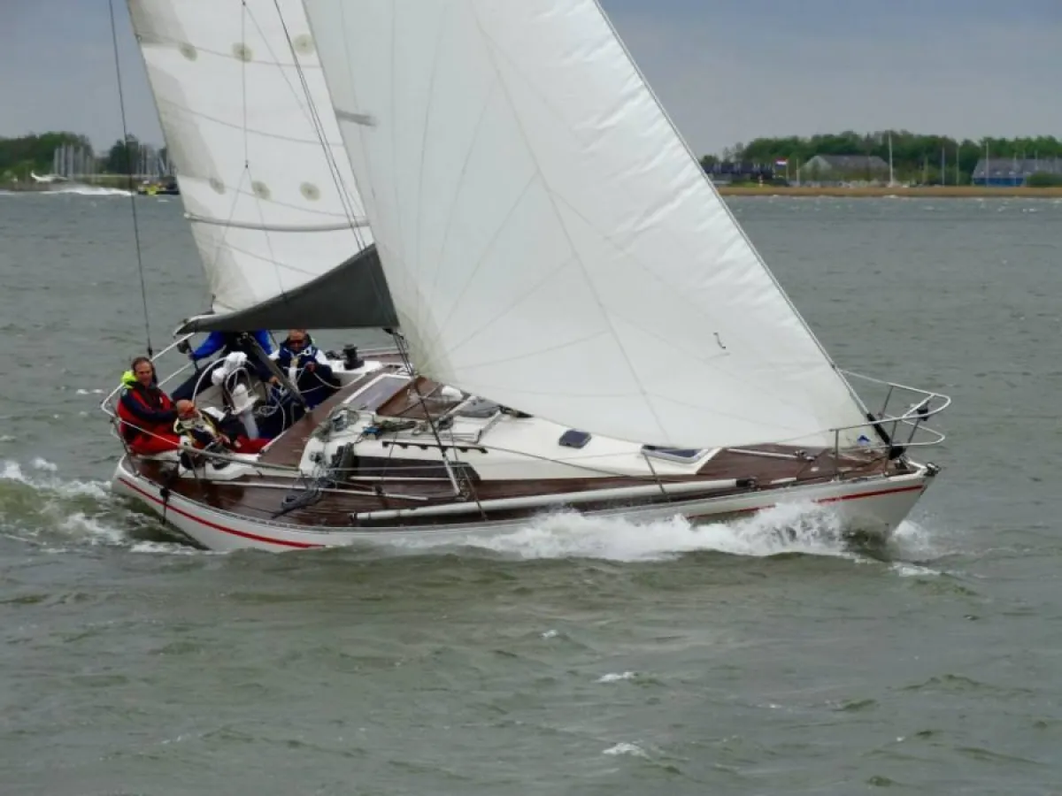 Polyester Sailboat Oyster 37