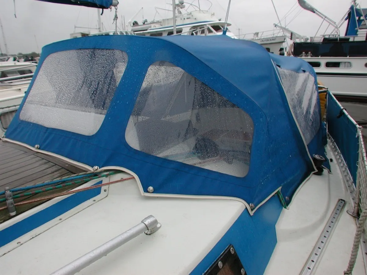 Polyester Sailboat Avance 24