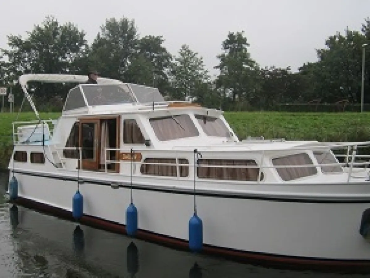 Steel Motorboat Millboat 975 Salon kruiser