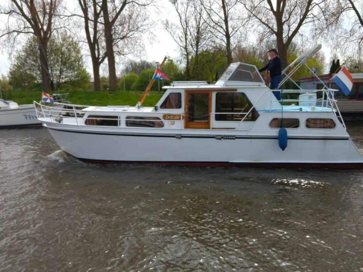 Steel Motorboat Millboat 975 Salon kruiser