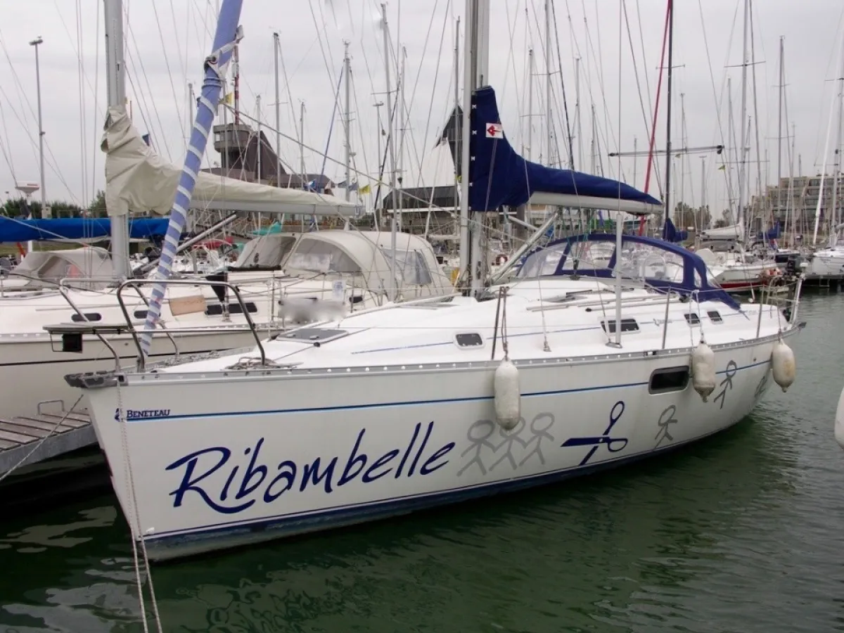 Polyester Sailboat Beneteau Oceanis 351