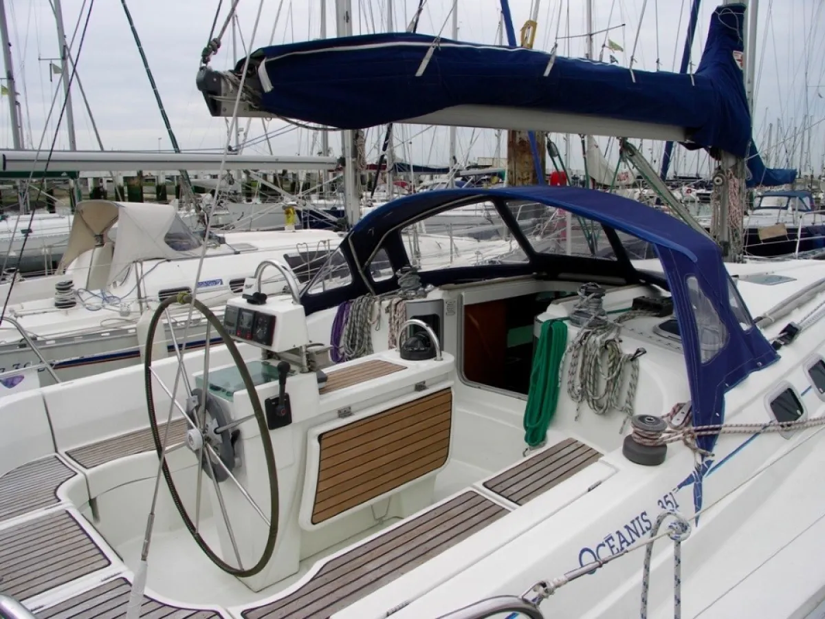 Polyester Sailboat Beneteau Oceanis 351