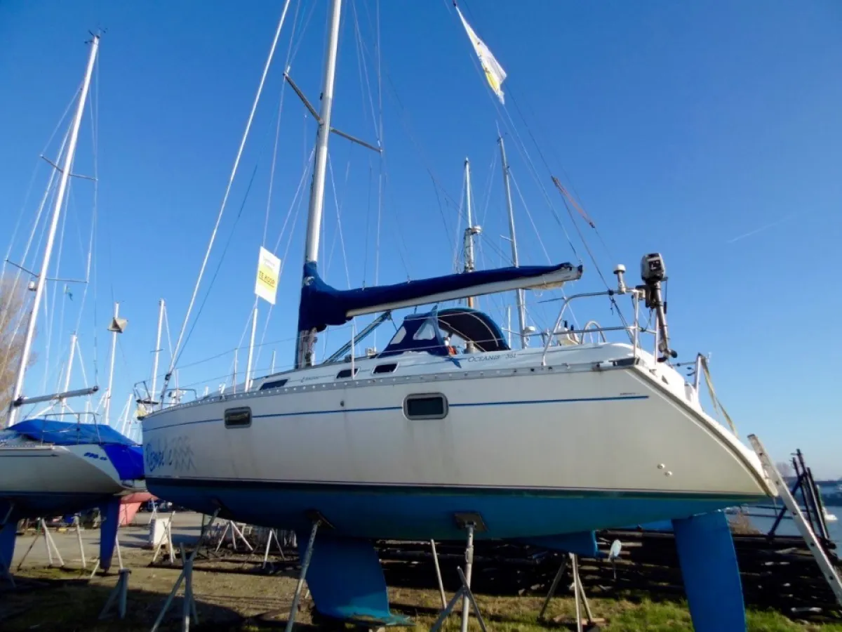 Polyester Sailboat Beneteau Oceanis 351