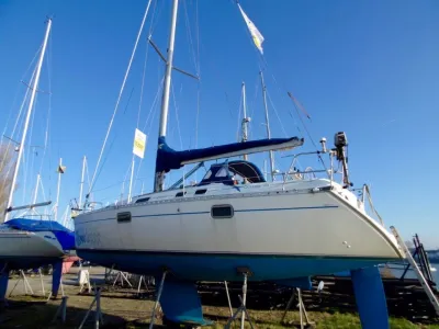 Polyester Sailboat Beneteau Oceanis 351 Photo 6