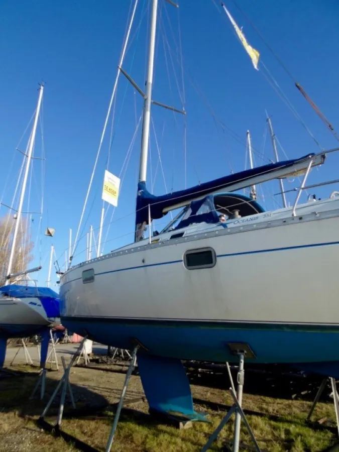 Polyester Sailboat Beneteau Oceanis 351