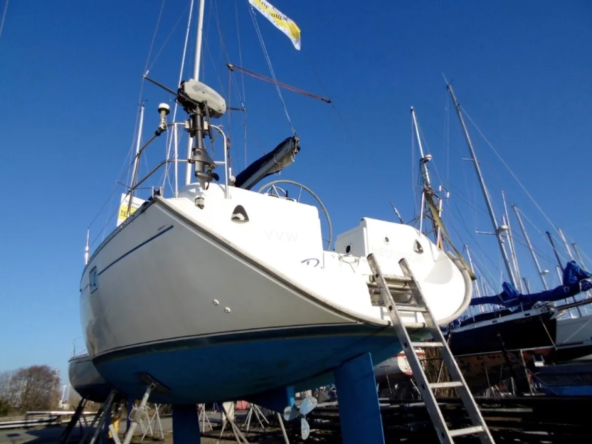 Polyester Sailboat Beneteau Oceanis 351