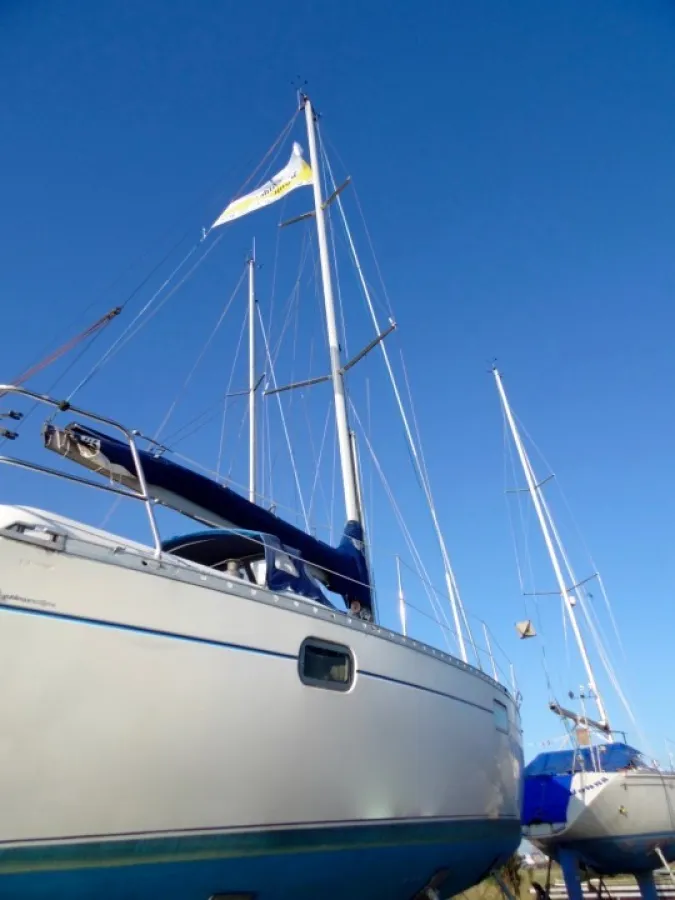 Polyester Sailboat Beneteau Oceanis 351