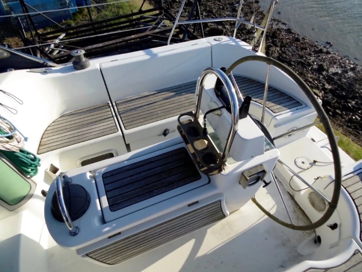 Polyester Sailboat Beneteau Oceanis 351