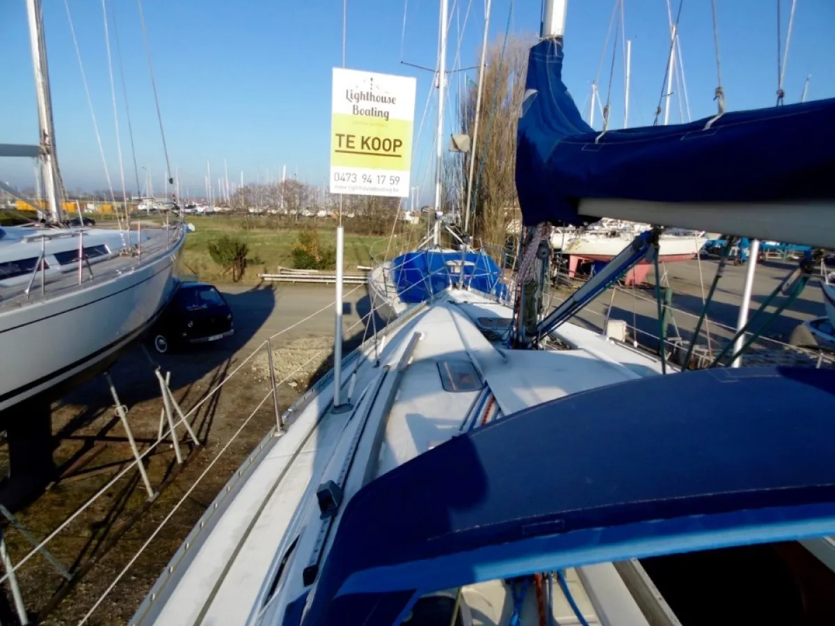 Polyester Sailboat Beneteau Oceanis 351