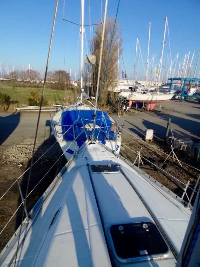 Polyester Sailboat Beneteau Oceanis 351