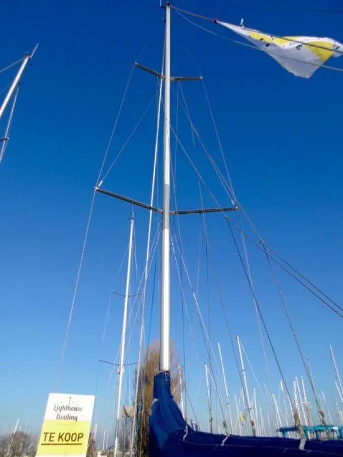 Polyester Sailboat Beneteau Oceanis 351