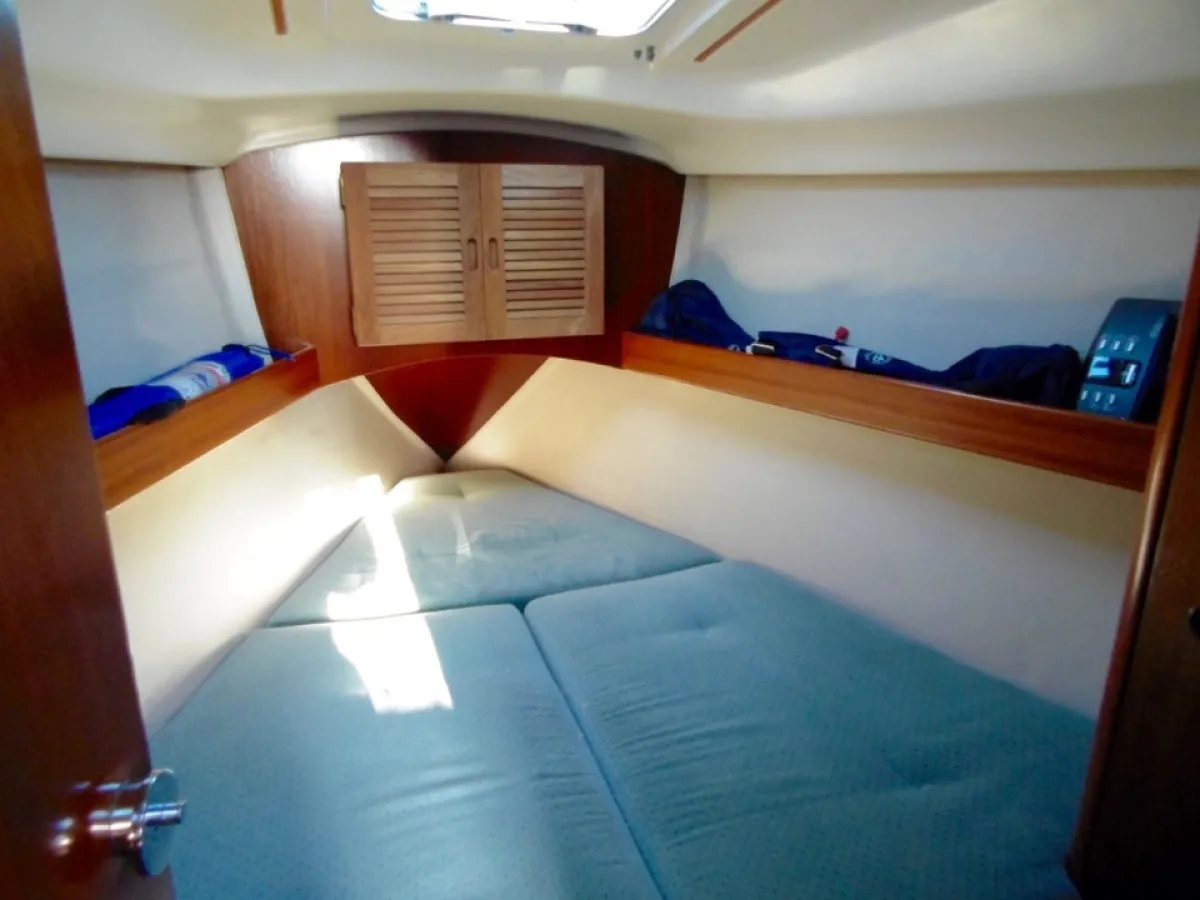 Polyester Sailboat Beneteau Oceanis 351