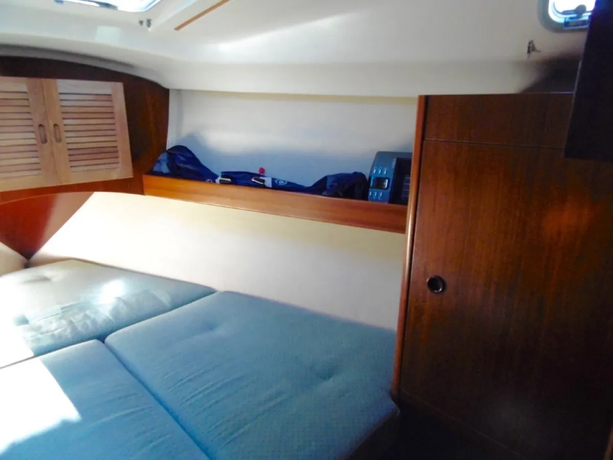 Polyester Sailboat Beneteau Oceanis 351