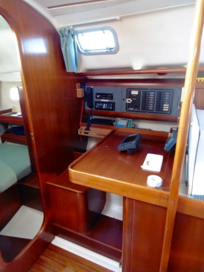 Polyester Sailboat Beneteau Oceanis 351