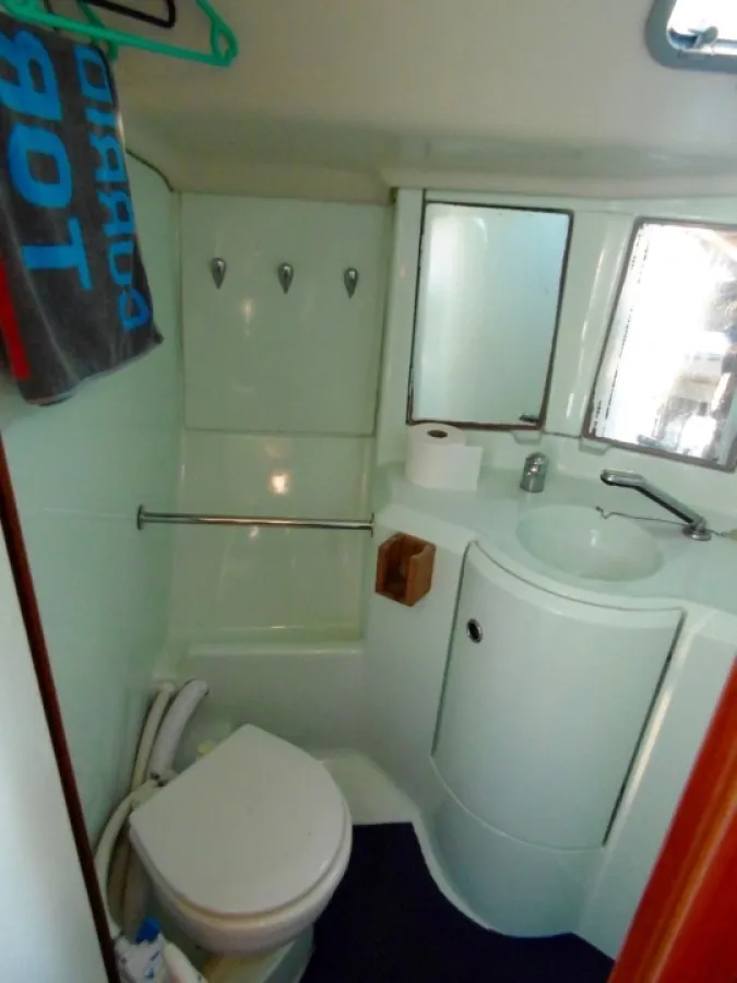 Polyester Sailboat Beneteau Oceanis 351